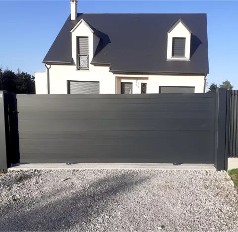 Créarbor, entreprise de clôture de jardin bois, aluminium et grillage sur Etampes et sa région